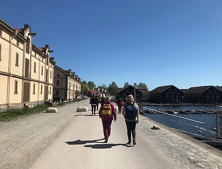 Personer går längs hamnen i Hudiksvall
