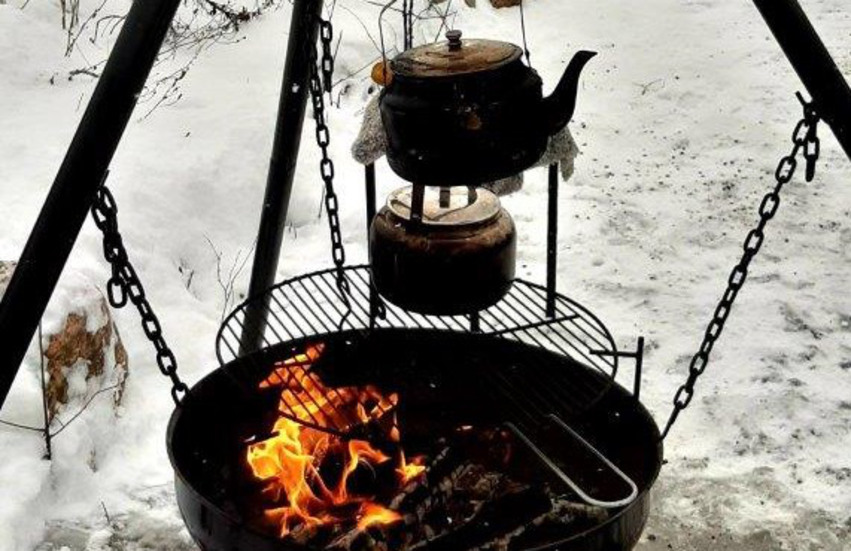 Kaffe kokas över öppen eld.