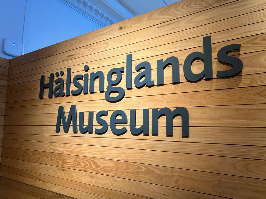 Skylt med texten "Hälsinglands museum"