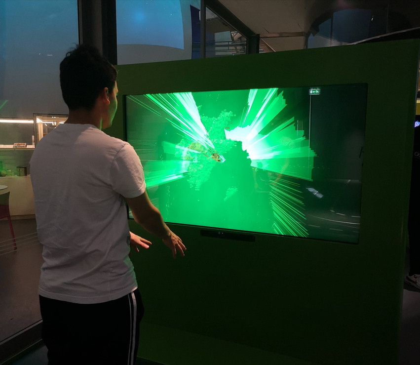Elev står framför en grön skärm