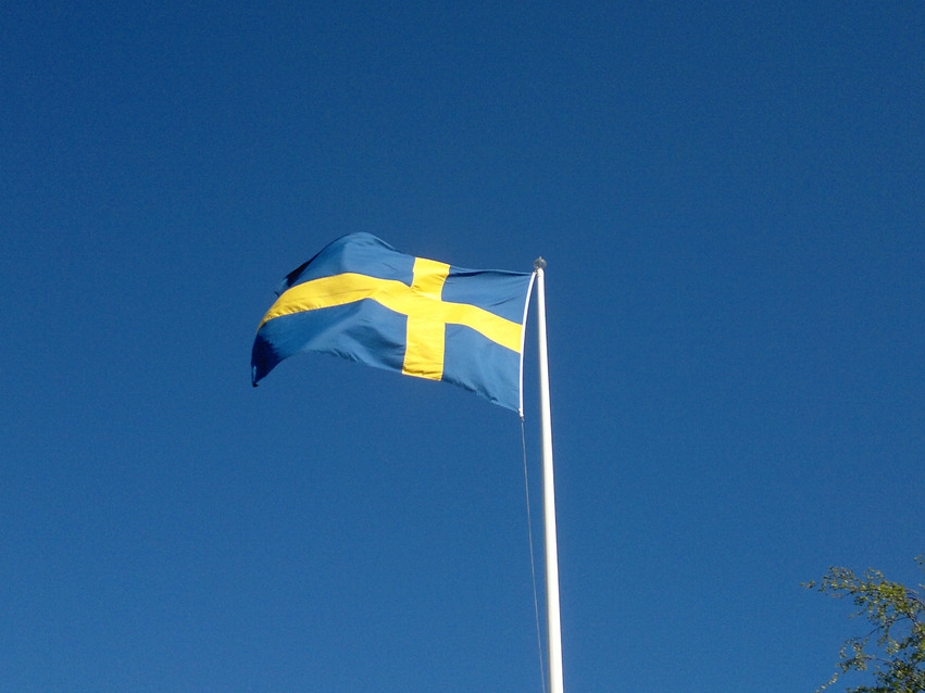 Svenska flaggan upphissad i en flaggstång.