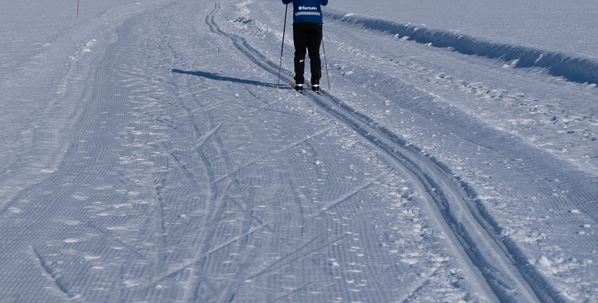 Person som åter skidor
