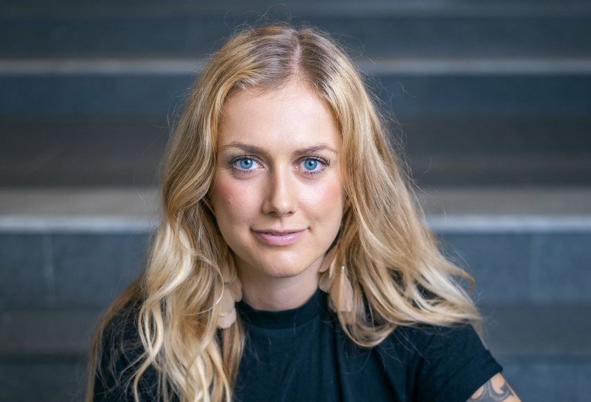 Carolin Solskär, en blond kvinna i svart t-shirt.