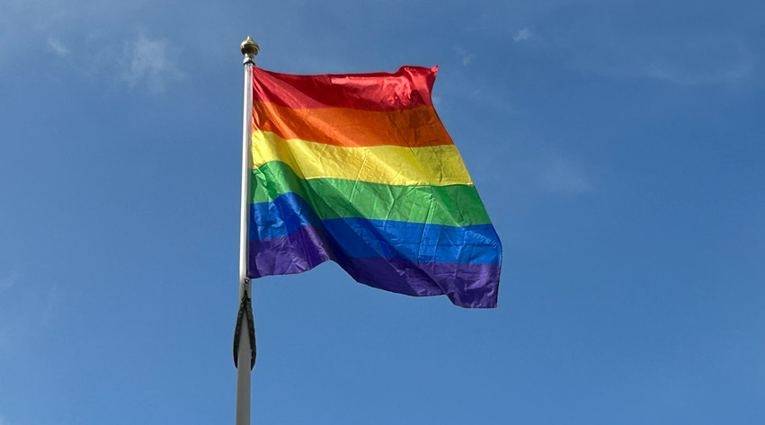 Prideflagga som fladdrar i vinden