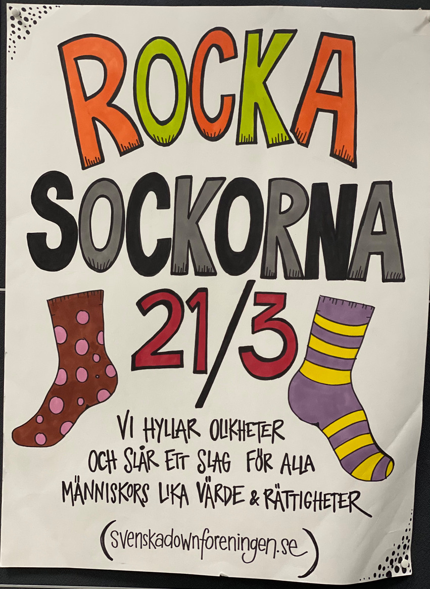 En affisch i olika färger som har rubriken "Rocka sockorna".