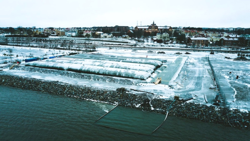 Geotuber på avvattningsytan. Nederst i bilden syns utlopp från avvattningsytan med tillhörande skyddsskärm. I bakgrunden ligger Hudiksvalls järnvägsstation.