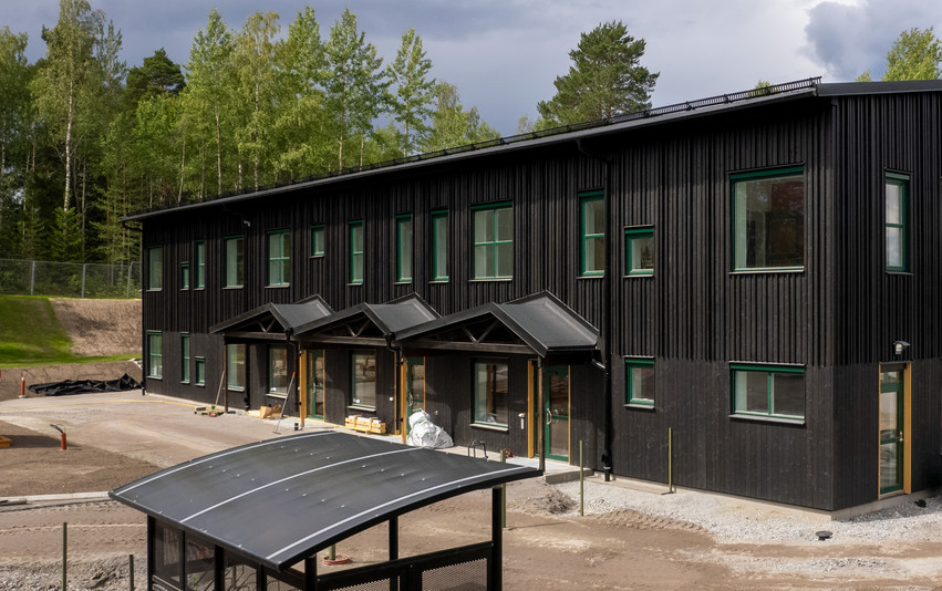 Linfröets förskola i Näsviken med mörk träfasad.