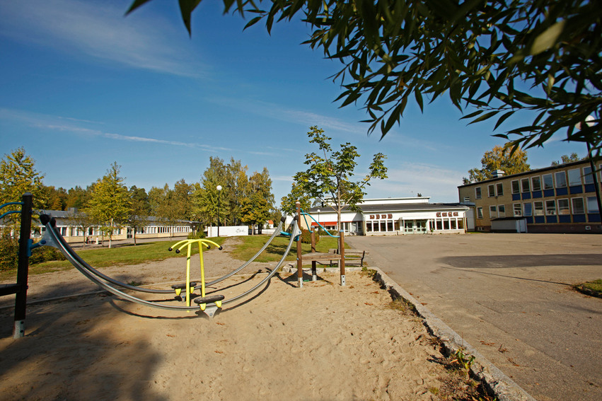 Skolgården på Iggesunds skola. På bilden syns en sandlåda och i bakgrunden skymtas Iggesunds skolas lokaler