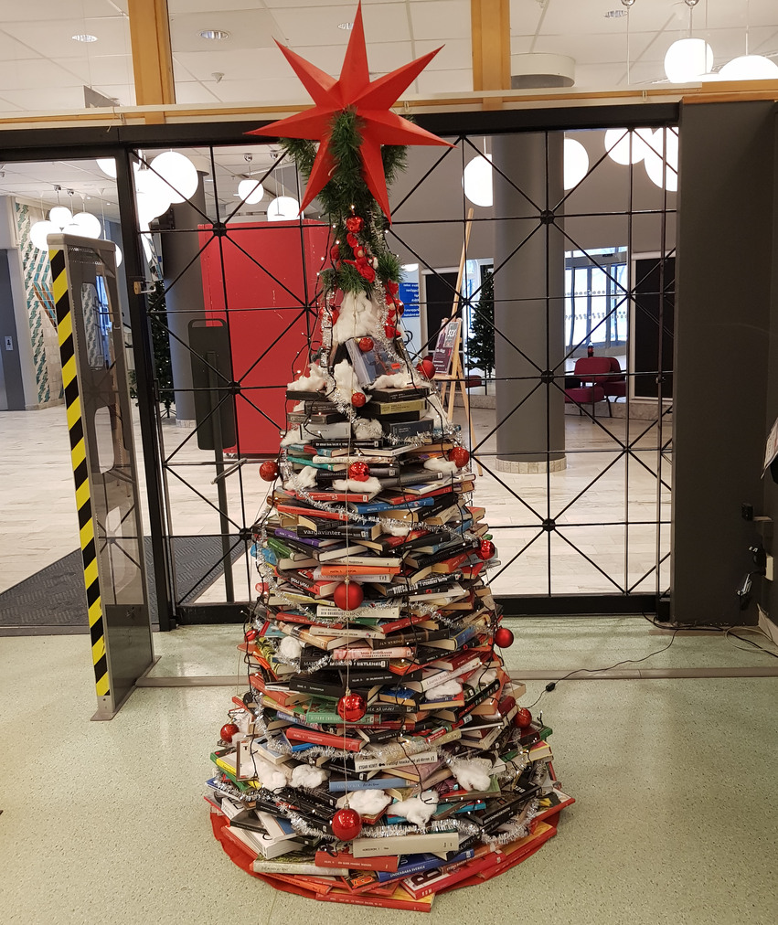 En "julgran" av böcker staplade på varandra