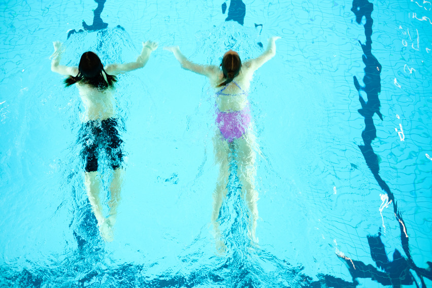 Två simmande personer 