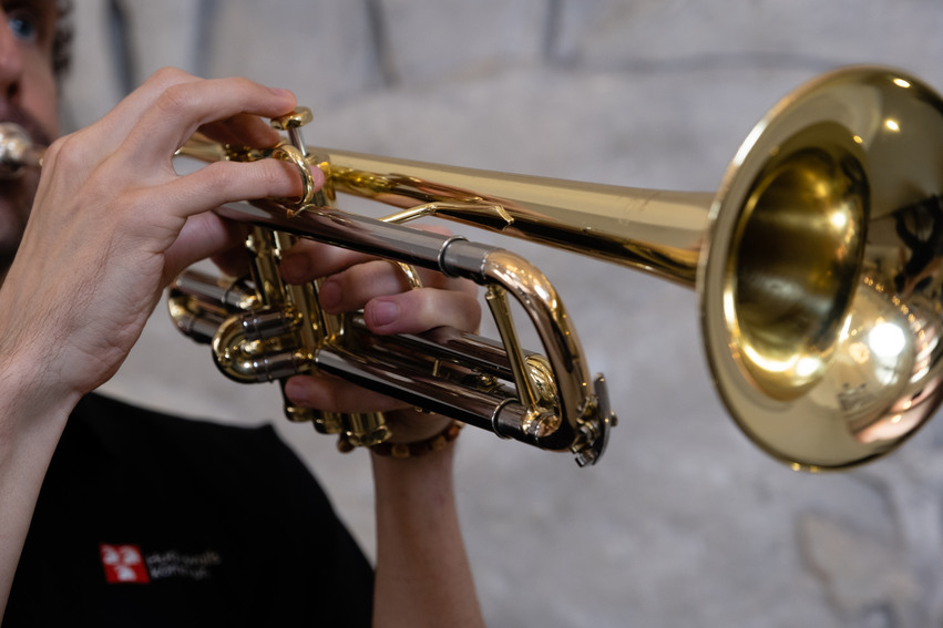 Närbild tagen på en trumpet som en elev spelar på.