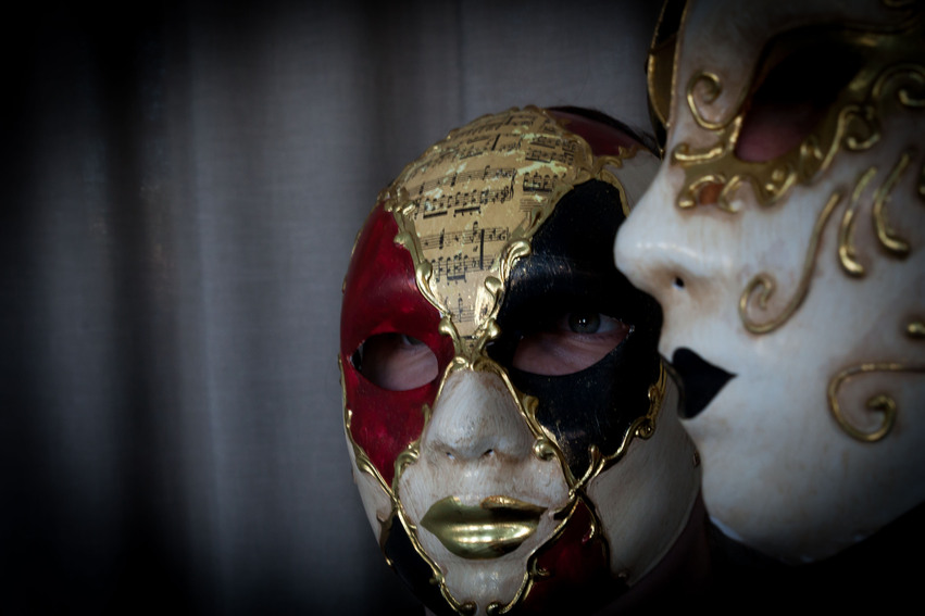 Närbild på två elever med konstnärliga masker för ansiktet.