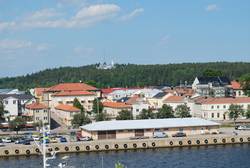 Utsikt över hamnen från Kattvikskajen i Hudiksvall