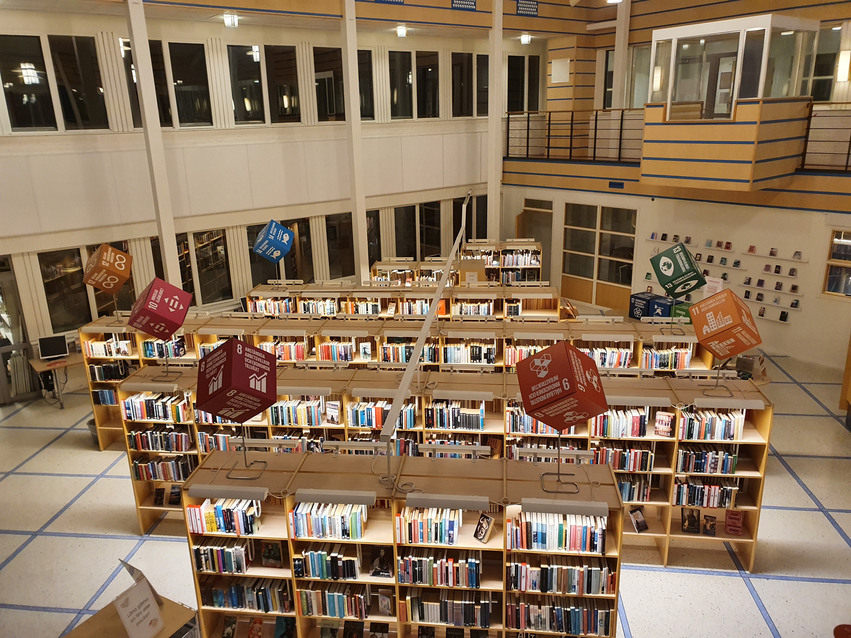 Bokhyllor i Bromangymnasiets bibliotek 