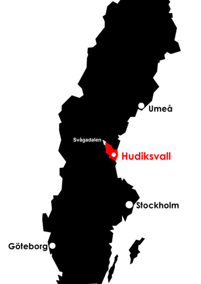 Sverigekartan i svart färg. På den är Umeå, Svågadalen, Hudiksvall, Stockholm och Göteborg utmärkta.
