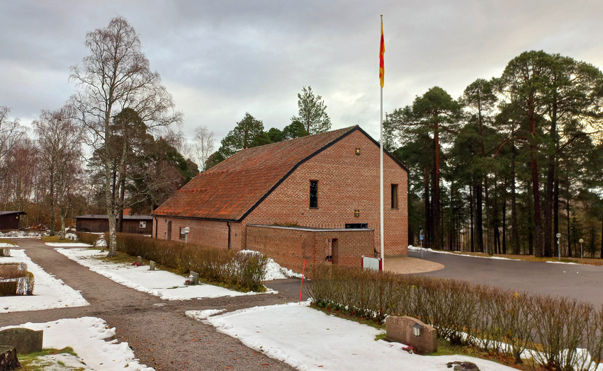 Ett kapell i tegel i vintermiljö