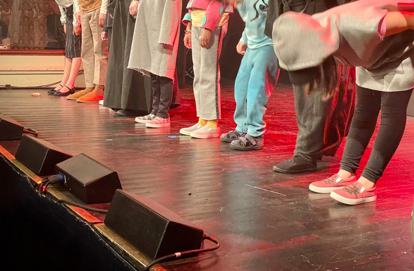 Barn står på scenen och tackar efter föreställningens slut