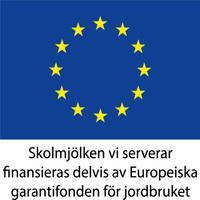 Bild på Eu-loggan tillsammans med text "Skolmjölken vi serverar finansieras delvis av Europeiska garantifonden för jordbruket"