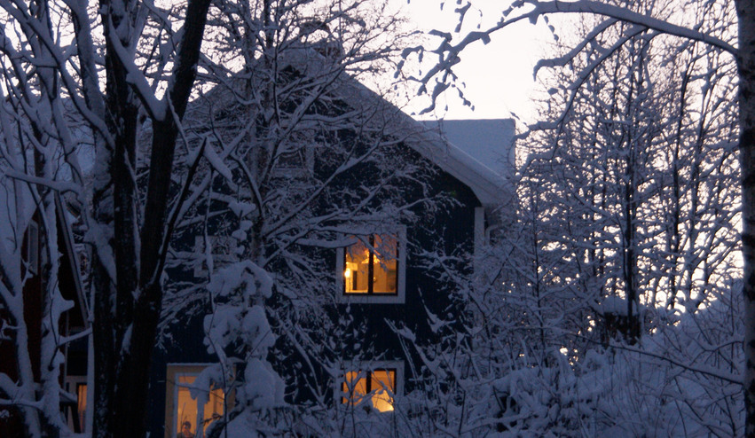 Bild på en villa i vintertid.