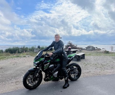 Malin Jäverfalk på en motorcykel