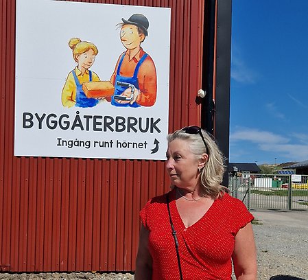 Annika Huber (S), ordförande i tekniska nämnden Hudiksvalls kommun på öppet hus när byggåterbruket på återvinningscentralen fyllde ett år, 2024.