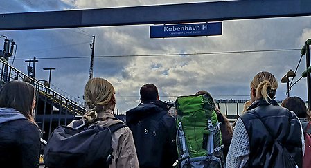 Ungdomar med ryggsäckar vid Köpenhamns centralstation.