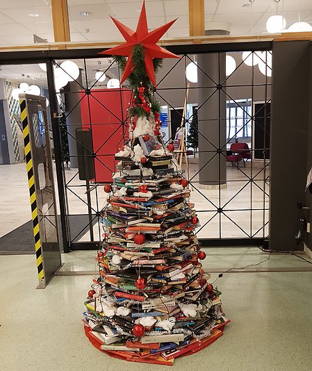 En "julgran" av böcker staplade på varandra